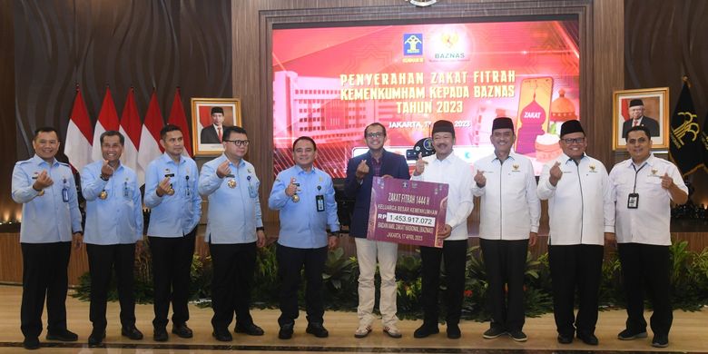 Aparatur Sipil Negara (ASN) Kementerian Hukum dan Hak Asasi Manusia (Kemenkumham) menyerahkan zakat fitrah dan sedekah di tahun 2023 ini sebanyak Rp1.453.917.072 kepada Badan Amil Zakat Nasional (Baznas).