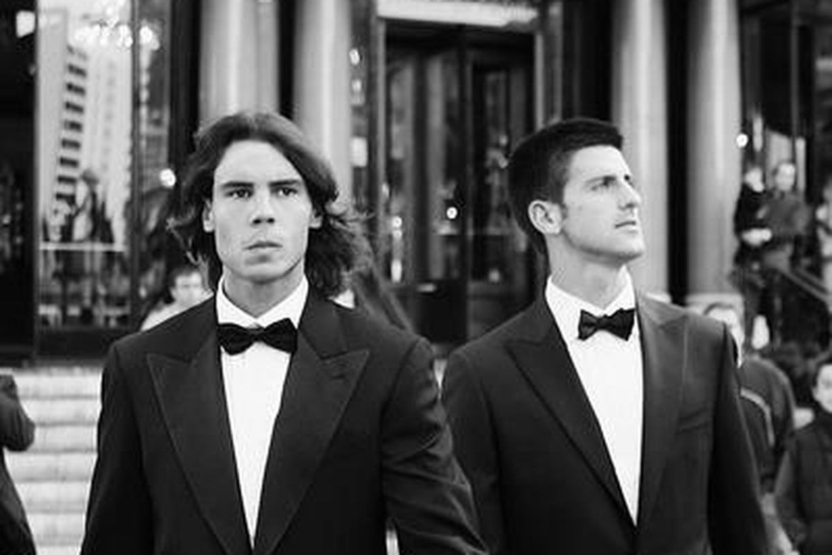 Dua petenis jempolan, Novak Djokovic (kanan) dan Rafael Nadal, berjalan meninggalkan Hotel de Paris menuju Monte Carlo Casino, Senin (21/4). Keduanya akan menjadi lawan berat Roger Federer pada turnamen tenis seri Masters ketiga di Monte Carlo.  