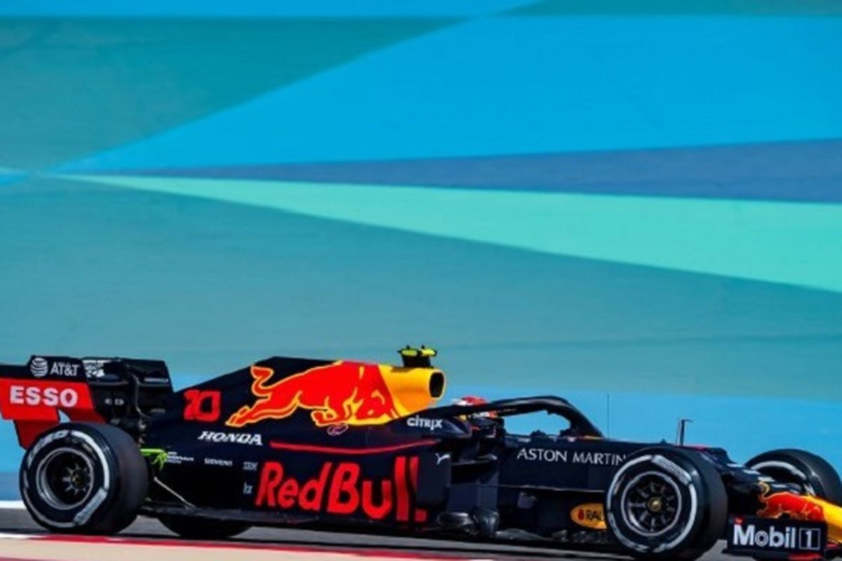 Pebalap Red Bull asal Perancis, Pierre Gasly, memacu mobilnya dalam sesi latihan bebas GP Bahrain di Sirkuit Internasional Sakhir, 29 Maret 2019. 