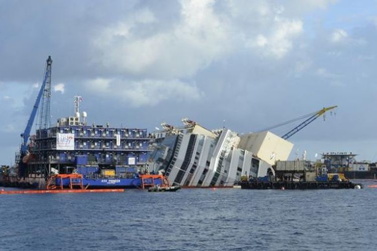 Costa Concordia, kapal pesiar sepanjang 290 meter dengan berat lebih dari 114.000 ton itu kandas di perairan Pulau Giglio, Italia pada Januari 2012. Pada Senin (16/9/2013), operasi pengangkatan bangkai kapal ini dimulai.