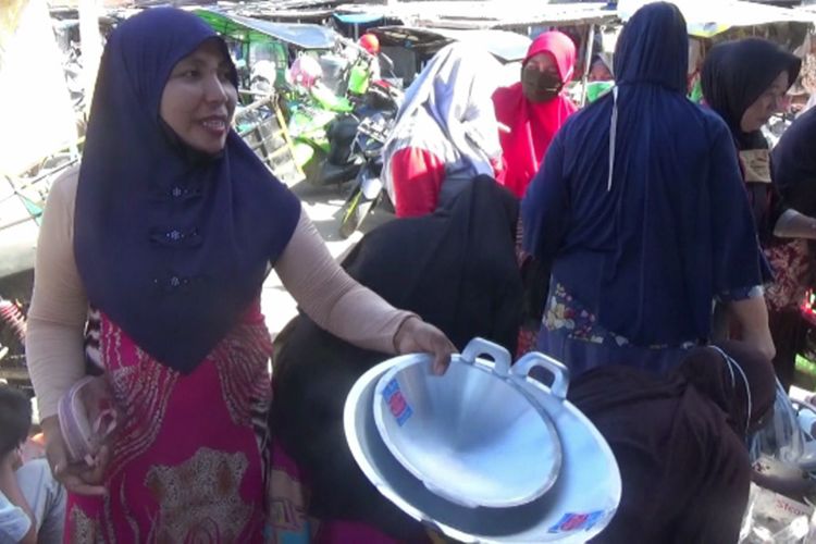 Hari Belanja Perabotan : Tumpah Ke Pasar Ibu-Ibu Borong Peralatan Dapur Hingga Sumpit