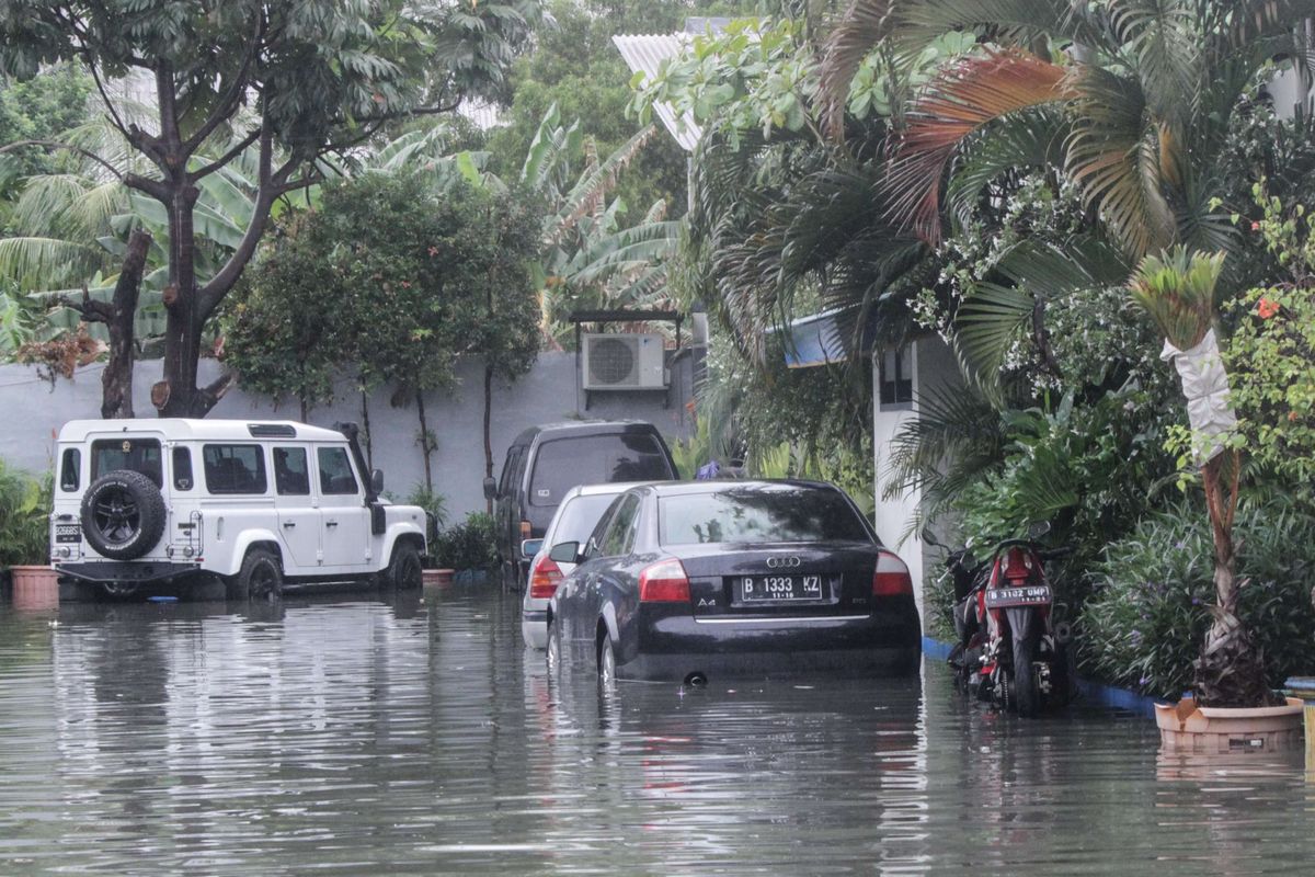 Sejumlah mobil terendam banjir akibat hujan yang mengguyur di wilayah Cempaka Baru, Kemayoran, Jakarta Pusat, Jumat (24/1/2020). Badan Meteorologi, Klimatologi, dan Geofisika (BMKG) memperkirakan dalam periode sepekan kedepan, hujan disertai petir terjadi di sejumlah wilayah Indonesia.