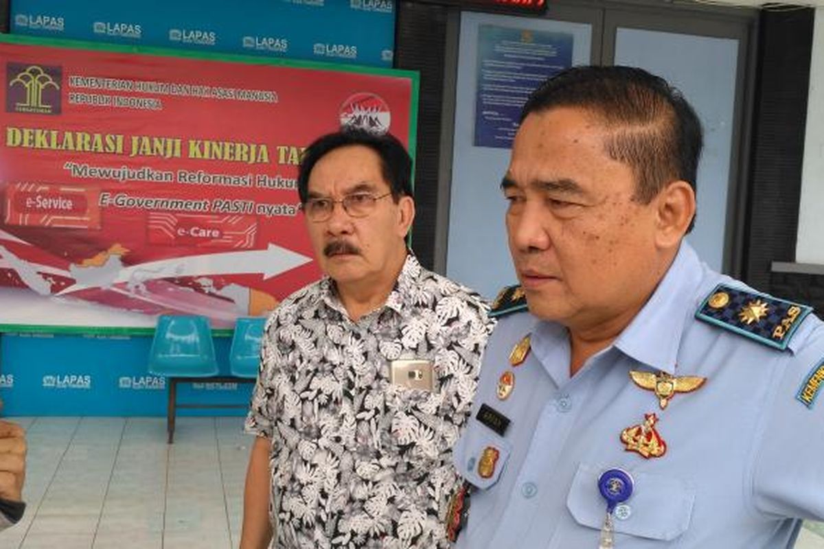 Terpidana Antasari Azhar datang ke Lapas Tangerang disambut Kepala Lapas Tangerang Arpan, Rabu (25/1/2017). Antasari meminta penjelasan terkait grasi dari Presiden Joko Widodo yang terbit pada Senin (23/1/2017) kemarin.