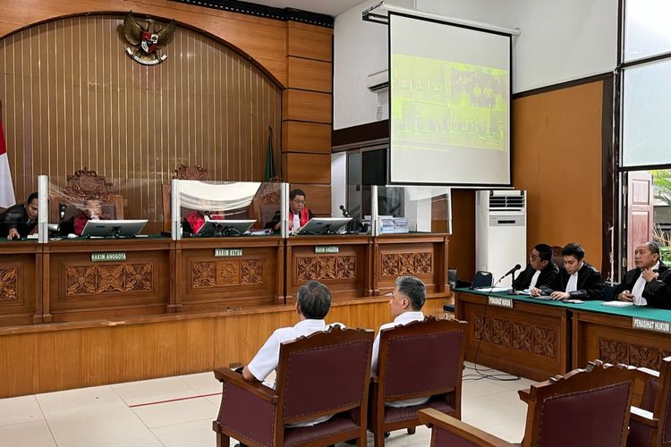 Terdakwa kasus obstruction of justice atau kasus perintangan penyidikan terkait kematian Nofriansyah Yosua Hutabarat atau Brigadir J, Hendra Kurniawan dan Agus Nurpatria dalam sidang di Pengadilan Negeri (PN) Jakarta Selatan, Kamis (19/1/2023).