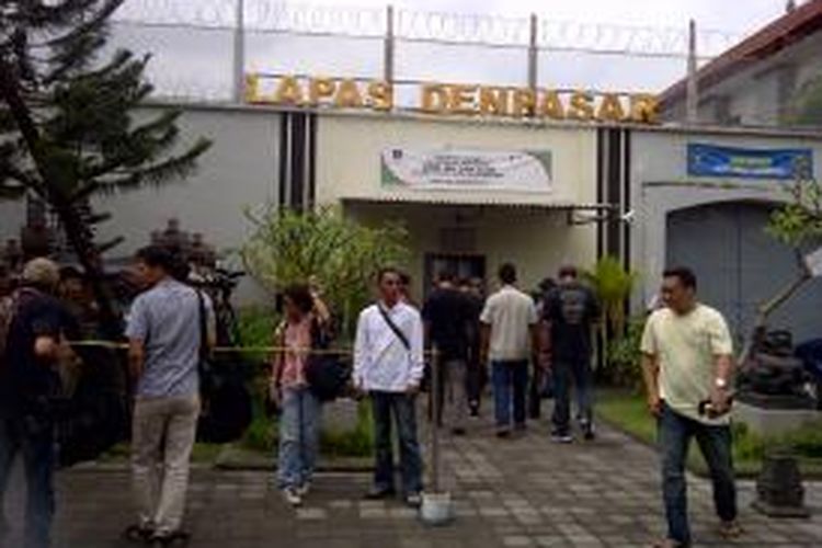 Suasana Lapas Kerobokan yang dipenuhi dengan media Indonesia dan asing untuk peliputan terpidana mati 