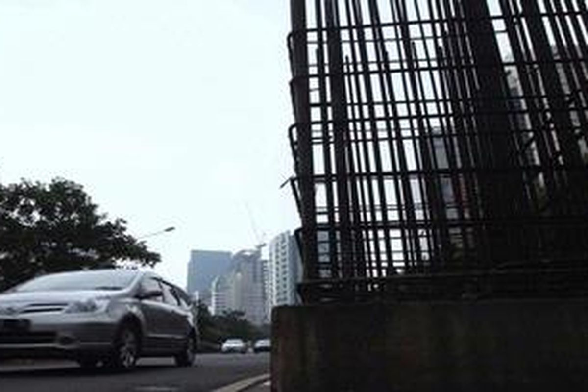 Mobil melintas di samping tiang proyek monorel di Jalan HR Rasuna Said, Kuningan, Jakarta Selatan, Minggu (4/11/2012). Pemprov DKI Jakarta berniat melanjutkan kembali proyek ini untuk mengatasi kemacetan lalu lintas di Jakarta. 