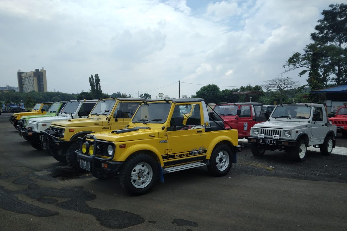 Pada dasarnya yang membedakan Jimny biasa dan Jimny Sierra ialah bentuk bodi belakang. Adapun sasis, mesin, dan kaki-kaki sama.