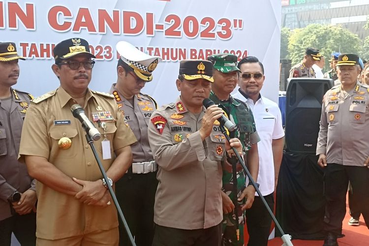 Operasi Lilin Candi 2023 untuk Natal dan Tahun Baru (Nataru) 2023-2024 di Simpang Lima Semarang, Jawa Tengah.