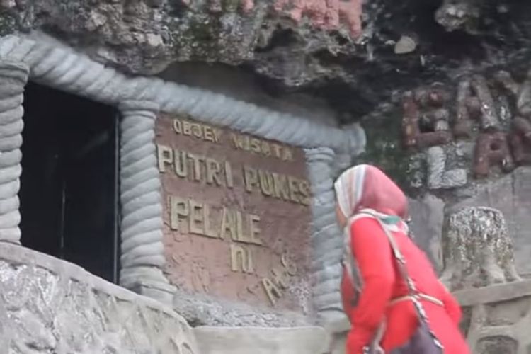 Seorang pengunjung sedang berjalan masuk ke Goa Putri Pukes atau Loyang Peteri Pukes, sebuah objek wisata di Takengon, Aceh Tengah.