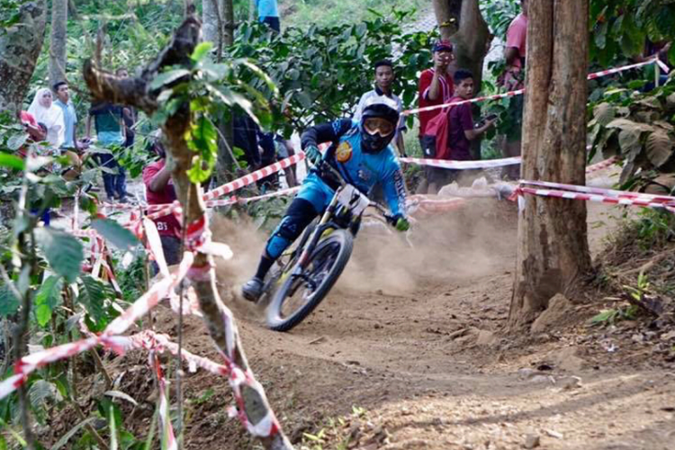 Khoiful Mukhib pada kompetisi 76 Indonesian Downhill (76 IDH) 