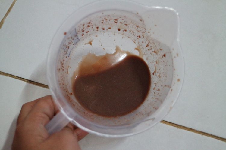 Campuran bubuk milo, air panas, dan gula yang tidak bisa mengental