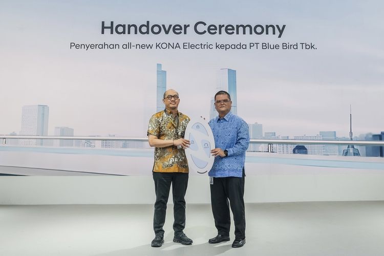 Penyerahan Hyundai Kona Electric ke Bluebird di GIIAS 2024, ICE BSD, Tangerang, Kamis (25/7/2024).