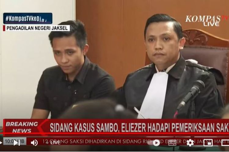 Richard Eliezer, terdakwa kasus pembunuhan berencana terhadap Brigadir Yosua, tampak menahan tangis setelah berbicara dengan kedua orangtua Yosua sesaat sebelum persidangan dimulai di PN Jakarta Selatan, Selasa (25/10/2022).