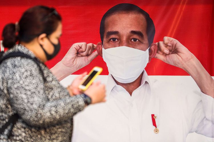 Pekerja yang menggunakan masker saat melintasi poster Presiden Joko Widodo yang menghimbau penggunaan masker di Stasiun Tanah Abang di Jakarta Pusat, Senin (14/9/2020). PSBB kembali diterapkan tanggal 14 September 2020, berbagai aktivitas kembali dibatasi yakni aktivitas perkantoran, usaha, transportasi, hingga fasilitas umum.