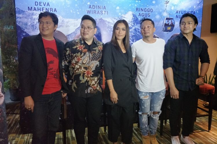 Adinia Wirasti (tengah) bersama sutradara, produser, dan pemain lain dalam konferensi pers sebelum gala premier film Satu Hari Nanti di XXI Epicentrum, Jakarta Selatan, Selasa (5/12/2017). 