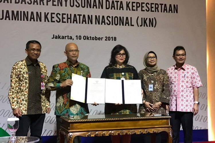 Kementerian Dalam Negeri saat memberikan data kependudukan kepada BPJS Kesehatan di Kantor Pusat BPJS Kesehatan, Jakarta, Rabu (10/10/2018).
