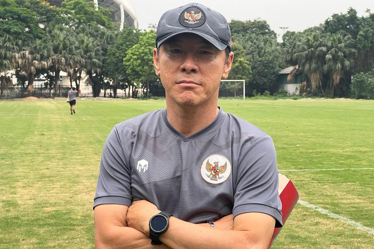 Pelatih timnas Indonesia, Shin Tae-yong, saat memimpin latihan Garuda Muda menjelang laga perebutan medali perunggu melawan Malaysia di SEA Games 2021.