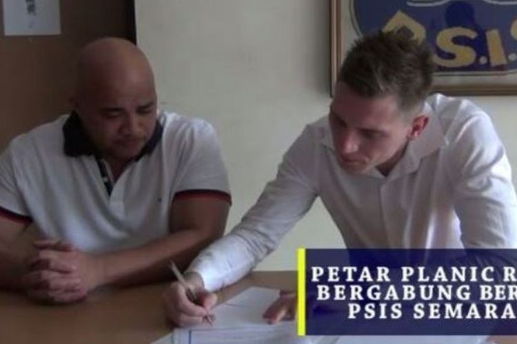 Petar Planic (kanan) ketika menandatangani kontrak dengan PSIS Semarang.