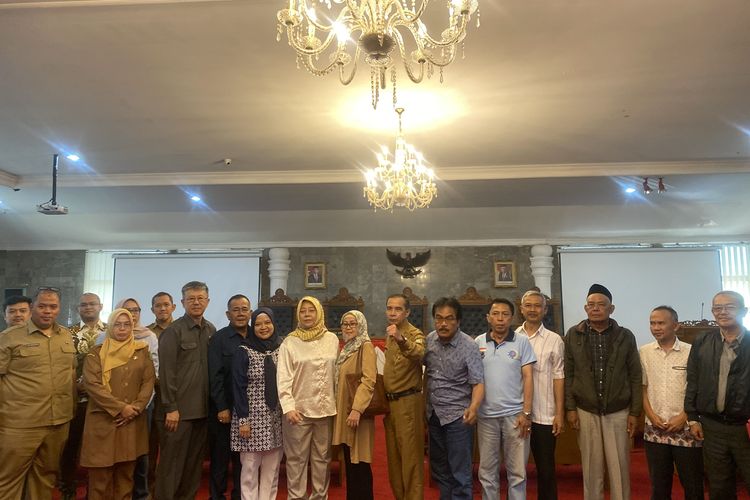 DPRD Kota Sukabumi bersama peserta sidang saat hearing bersama perwakilan CV, PT, dan Pemerintah Kota Sukabumi. Senin (1/7/2024)