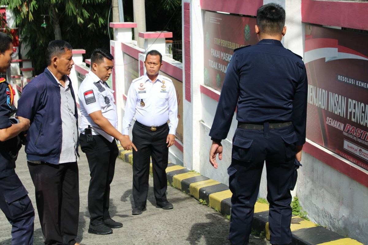 Petugas Pengawasan dan Pemeriksaan (Wasrik) Rutan Kelas I Depok, menemukan ganja dan sabu-sabu yang dibungkus dalam satu kotak minuman pada Rabu (30/11/2022). (Dokumen Rutan Kelas 1 Depok).