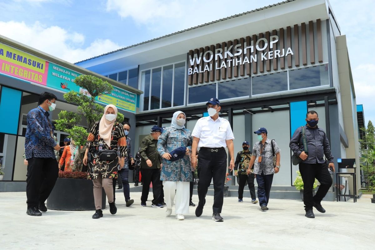 Menteri Koordinator Bidang Kemaritiman dan Investasi Luhut Binsar Pandjaitan didampingi Menaker Ida Fauziyah mengunjungi serta berkeliling melihat pembangunan Balai Latihan Kerja (BLK) yang ada di Samarinda, Kalimantan Timur, Selasa (12/10/2021).
