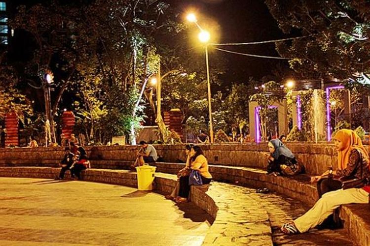Warga menikmati suasana malam di Taman Bungkul di Jalan Raya Darmo, Surabaya, Jawa Timur, Selasa (3/12/2013). Taman ini merupakan tempat publik yang paling lengkap karena mampu mengakomodasi kepentingan masyarakat dari berbagai lapisan sosial dan usia.