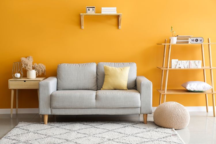 Ilustrasi ruang tamu dengan dinding warna oranye.