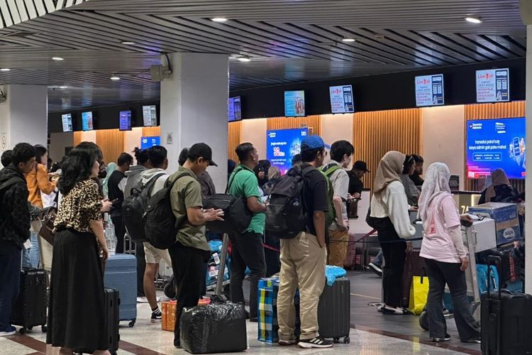Arus Balik Lebaran Mulai Terasa, Puluhan Ribu Penumpang Padati Bandara Internasional Juanda
