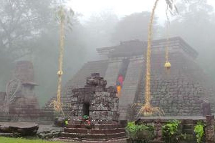 Kabut di Candi Sukuh, lereng Gunung Lawu, Desa Berjo, Kecamatan Ngargoyoso, Kabupaten Karanganyar, Jawa Tengah