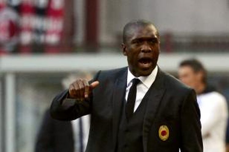 Pelatih AC Milan, Clarence Seedorf, pada pertandingan Serie-A melawan Parma, di San Siro, Minggu (16/3/2014).