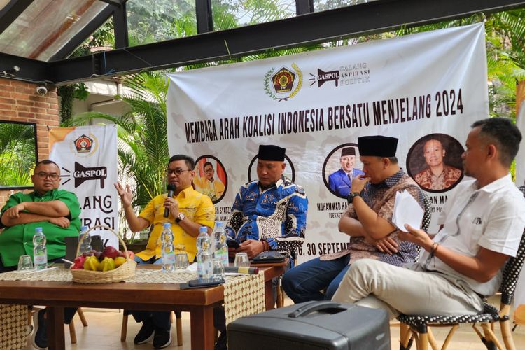Ketua DPD Golkar, Jawa Barat Ace Hasan Syadzily (kedua dari kiri) saat menghadiri diskusi Galang Aspirasi Politik (Gaspol) yang digelar oleh PWI Jawa Barat Pokja Gedung Sate di Kapulaga Indonesia Bistro, Jalan Dayang Sumbi, Kota Bandung, Jumat (30/9/2022). 