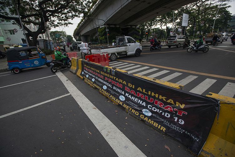 Sejumlah pengendara kendaraan bermotor menerobos celah penyekatan Jalan Jatibaru Raya saat masa Pemberlakuan Pembatasan Kegiatan Masyarakat (PPKM) Level 4 di Tanah Abang, Jakarta, Selasa (3/8/2021). Meski menurut Gubernur Anies Baswedan kasus aktif harian Covid-19 Jakarta menurun hampir 100.000 orang dalam dua pekan terakhir, pemerintah masih memperpanjang PPKM Level 4 hingga 9 Agustus 2021 di Ibu Kota.