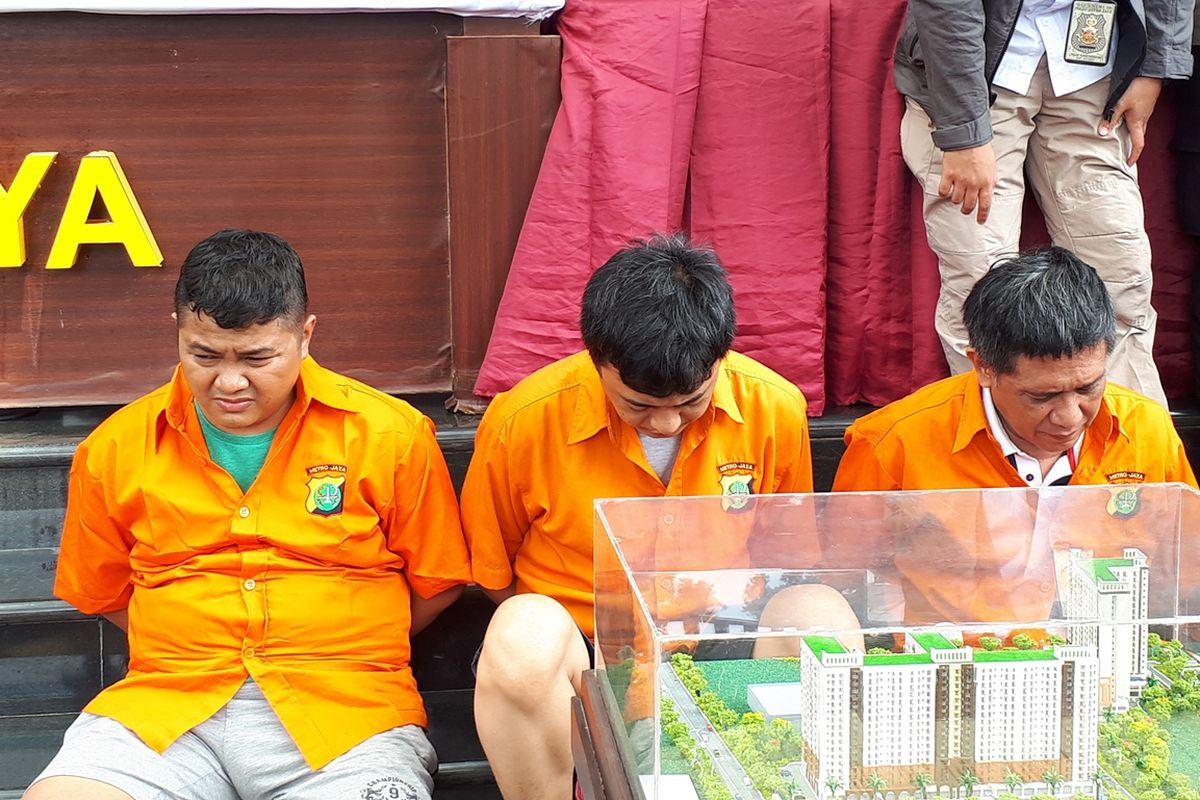 Penyidik Ditreskrimum Polda Metro Jaya menangkap tiga tersangka penipuan dengan modus penjualan apartemen fiktif di kawasan Ciputat, Tangerang Selatan. Masing-masing tersangka berinisial AS, KR, dan PJ. Foto diambil dalam konferensi pers di Polda Metro Jaya, Jakarta Selatan, Kamis (22/8/2019).