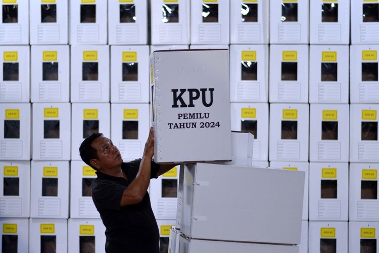 Apa itu formulir C1 dalam Pemilu? | Pekerja menyusun kotak suara Pemilu 2024 yang telah dirakit di Gudang KPU Badung, Bali, Kamis (4/1/2024).
