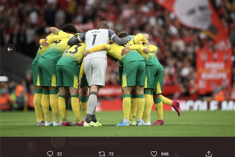 Pemain-pemain Norwich City bergandengan membentuk lingkaran sebelum turun bertanding dalam ajang Divisi Championship alias kasta kedua Liga Inggris 2020-2021.