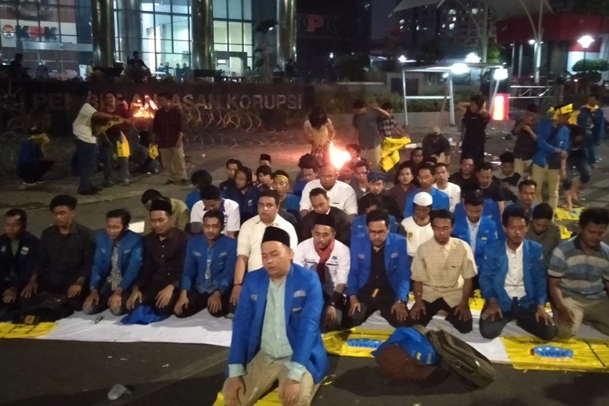 Massa PMII sholat maghrib berjamaah di depan gedung KPK, Senin (23/9/2019)