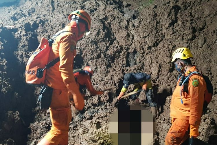 Tim SAR gabungan kembali menemukan satu korban tewas longsor di Cimanggung, Sumedang, Jawa Barat, Senin (12/1/2021) malam pukul 21.05 WIB. 