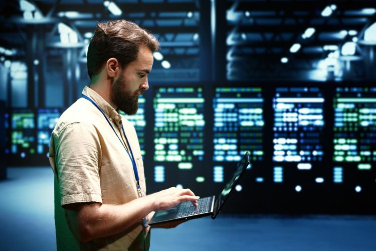 Meta Nyalakan Pusat Data di Malam Hari dengan Energi Surya dari Luar Angkasa