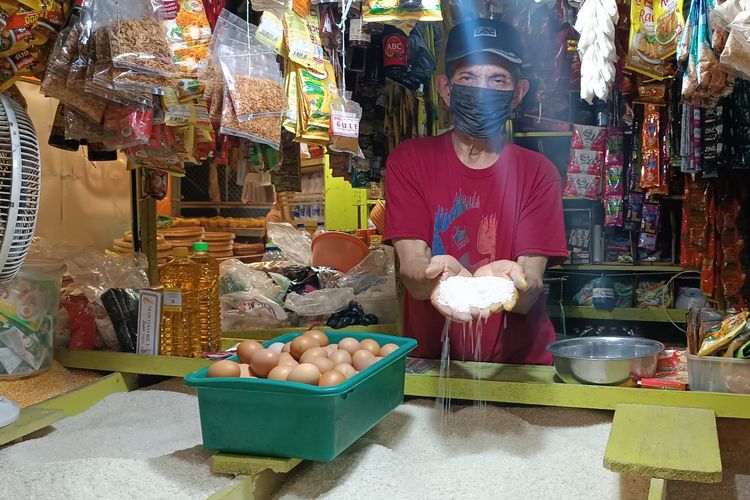 Pedagang beras di pasar Kepanjen, Kecamatan Kepanjen, Kabupaten Malang mengeluh akibat mahalnya harga beras.