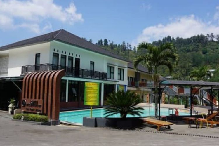 Kolam renang air hangat di Sun Q Ta Guci Hotel & Resort, salah satu hotel di Guci Tegal. 
