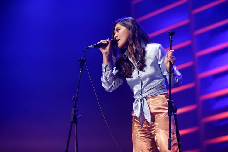 Penyanyi Monita Tahalea berkolaborasi dengan musisi Candra Darusman saat Java Jazz Festival 2018 hari kedua di JIExpo Kemayoran, Jakarta Pusat, Sabtu (3/3/2018) malam. Sejumlah penyanyi seperti Tesla Manaf, Dira Sugandi, Lee Ritenour, dan Dionne Warwick tampil tampil memeriahkan Java Jazz Festival 2018.