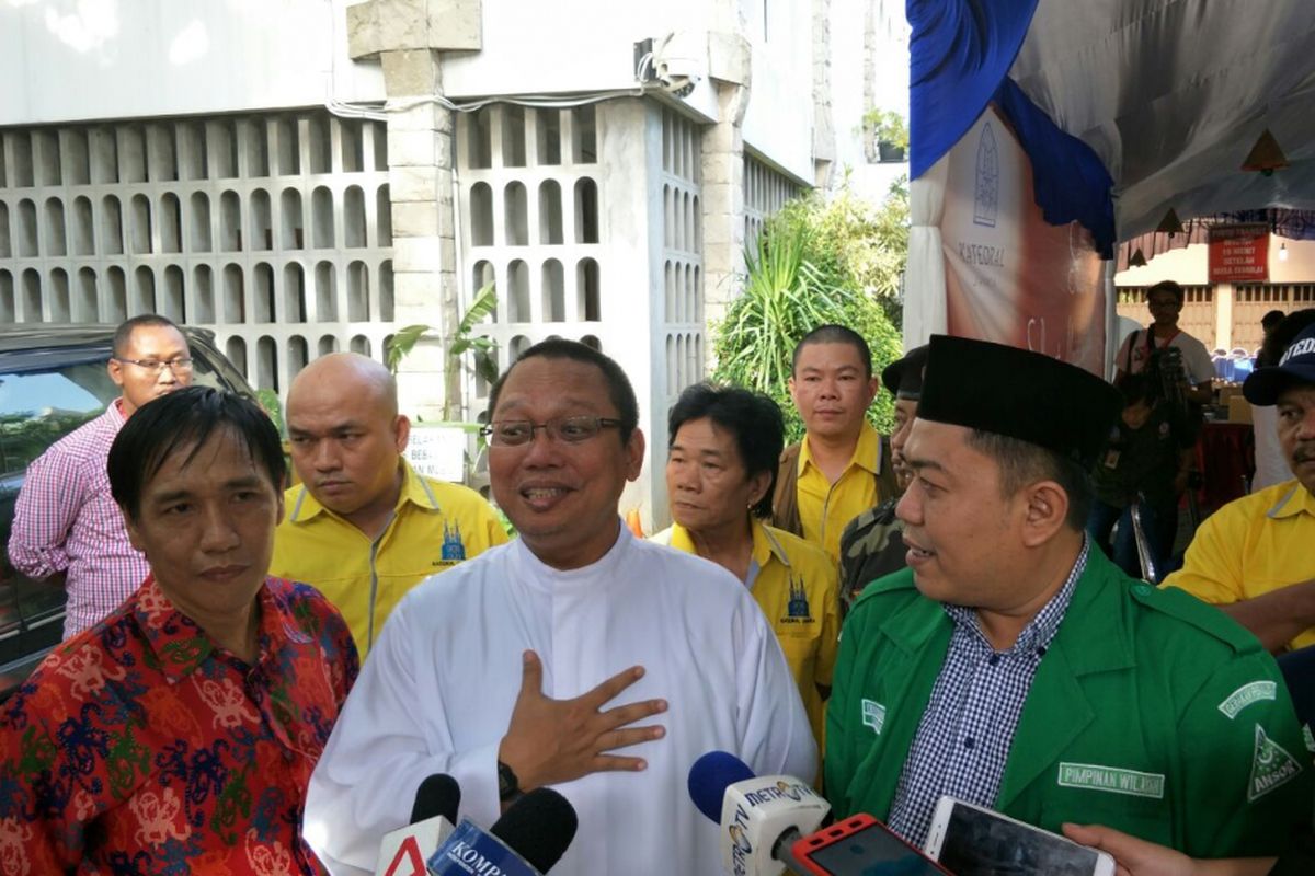 Pastor rekan Gereja Katedral Cristiono Puspo dan Sekretaris GP Ansor DKI Jakarta Dendy Zuhairil di Gereja Katedral Jakarta Minggu (24/12/2017). GP Ansor membantu pengamanan natal di gereja tersebut.