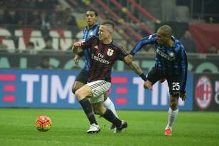 Gelandang AC Milan, Juraj Kucka, berduel dengan bek Inter Milan, Joao Miranda saat kedua tim bertemu pada lanjutan Serie A di Stadion San Siro, Minggu (31/1/2016).