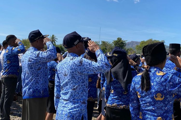 Beberapa ASN, TNI/Polri, Satpol PP hingga siswa SD-SMA mengikuti upacara hari kemerdekaan di pesisir Pantai Motaain, Belu, Nusa Tenggara Timur, Kamis (17/8/2023). 