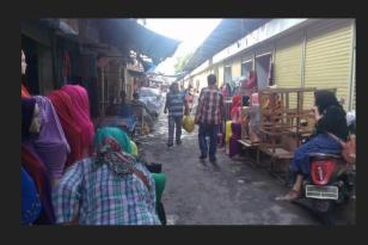 Bangunan yang mirip rumah toko ukuran 2x2 ini menutup saluran air, di Jalan Jati Baru X, Tanah Abang, Jakarta Pusat. Hal demikian saluran air tersebut akan sulit dibersihkan, jika mengalami ketersumbatan oleh sampah, Sabtu (30/08/2014). 