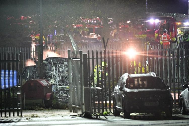 Sejumlah petugas pemadam kebakaran tengah memeriksa kecelakaan helikopter di luar Stadion King Power, seusai laga Leicester vs West Ham United, 27 Oktober 2018. 