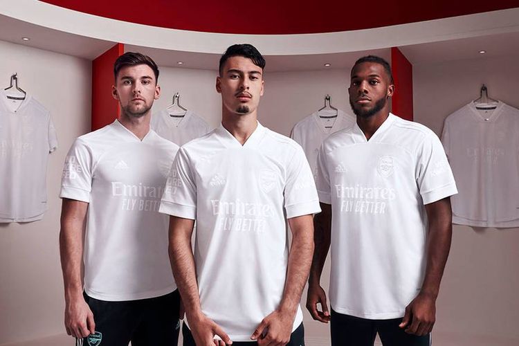 Para pemain Arsenal menggunakan jersey berwarna putih sebagai kampanye memerangi kejahatan-pisau.
