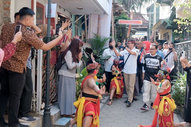 Sandiaga Uno saat berkunjung ke Kampoeng Heritage Kajoetangan di Malang pada Minggu (16/4/2023).