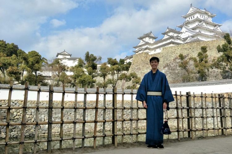 Wartawan Majalah Cosmopolitan Vincentius Alvin Yoga memakai kimono saat naik ke puncak Himeji Castle di Kota Himeji, Prefektur Hyogo, Jepang, Minggu (4/3/2018).