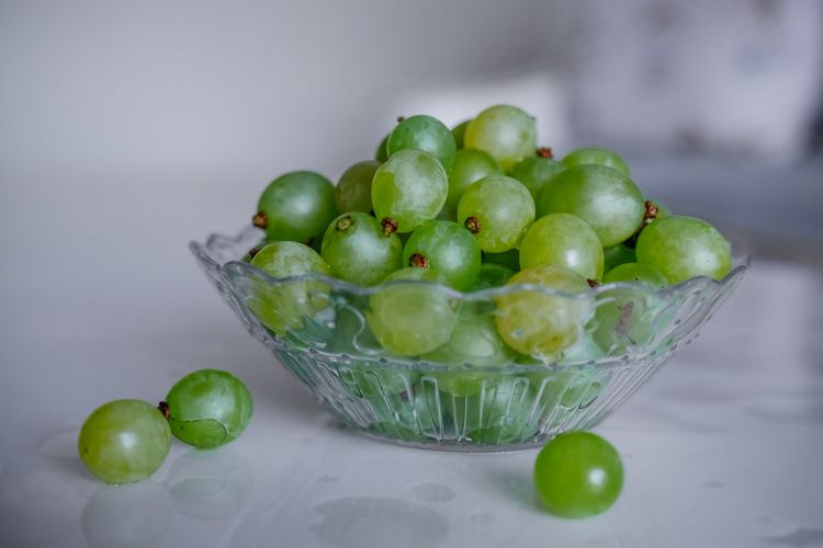 Menyajikan anggur hijau saat perayaan tahun baru di Spanyol